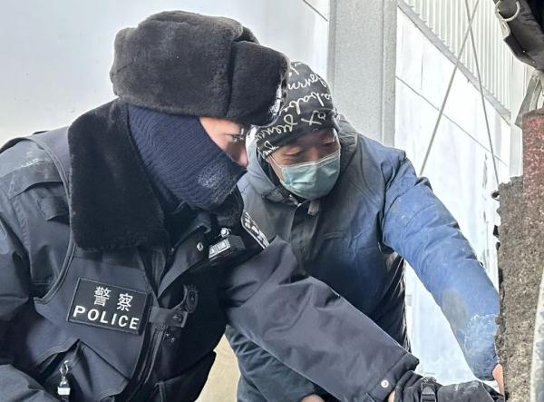 零下25℃，边检民警头上结满冰霜，身上满是汗水