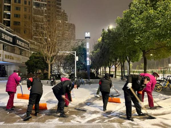 湖北多地出现暴雪、特大暴雪！武汉这些道路结冰，交警紧急提醒