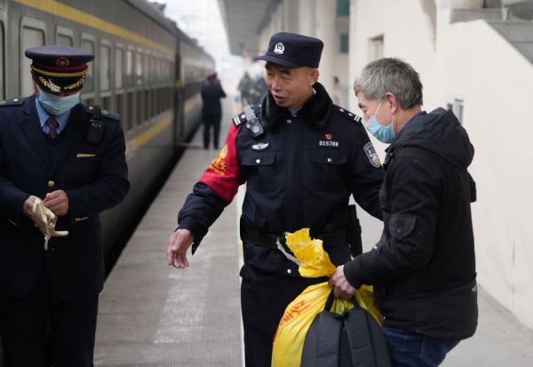 守护“慢火车”的摔跤冠军