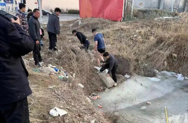 8岁男孩掉进冰窟窿,他毫不犹豫跳了下去 8岁男孩掉进冰窟窿,他毫不犹豫跳了下去