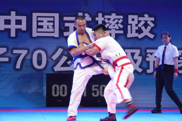 守护“慢火车”的摔跤冠军