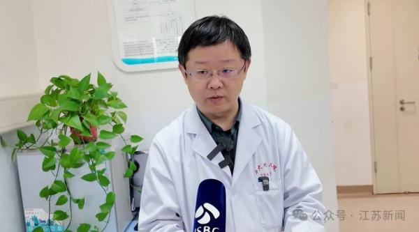 无痛觉不出汗，反复骨折啃咬手指！姐妹俩同患这种罕见病……家人崩溃