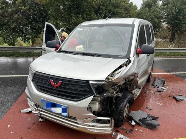 警示！海宁两车相撞，原因与天气也有关系！