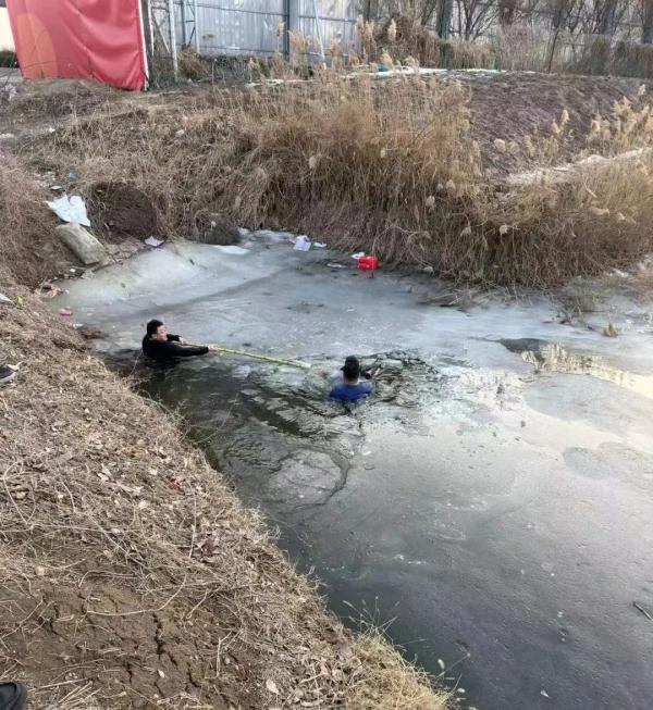 8岁男孩掉进冰窟窿,他毫不犹豫跳了下去 8岁男孩掉进冰窟窿,他毫不犹豫跳了下去