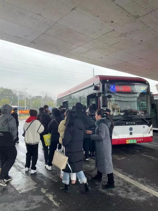 最新：上海地铁触网挂冰区段恢复运营！“打工人”为了上班有多拼？
