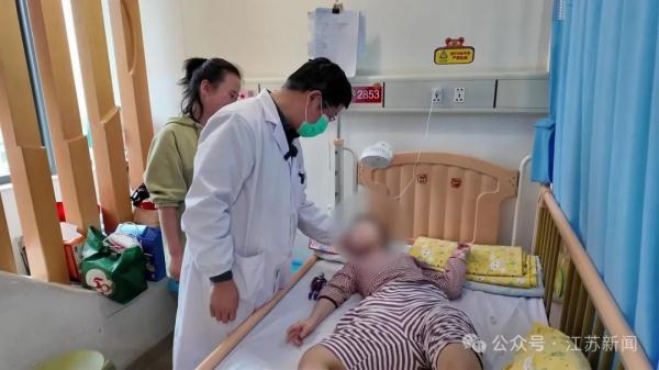 无痛觉不出汗，反复骨折啃咬手指！姐妹俩同患这种罕见病……家人崩溃