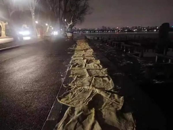 冰！滑！杭州持续预警，下班路上当心！低温阴雨要持续到……