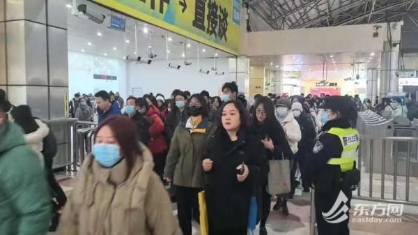 最新：上海地铁触网挂冰区段恢复运营！“打工人”为了上班有多拼？