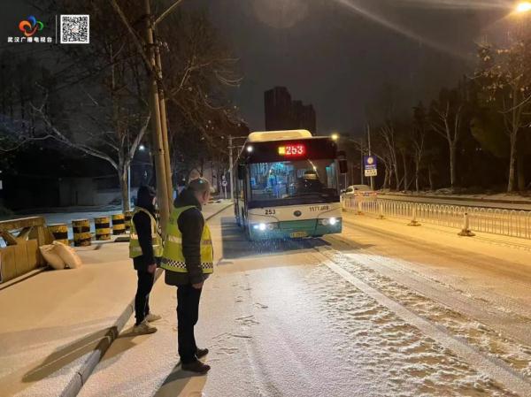 雨雪冰冻还将持续几天？武汉市机场、车站、景区都在行动，现场直击→