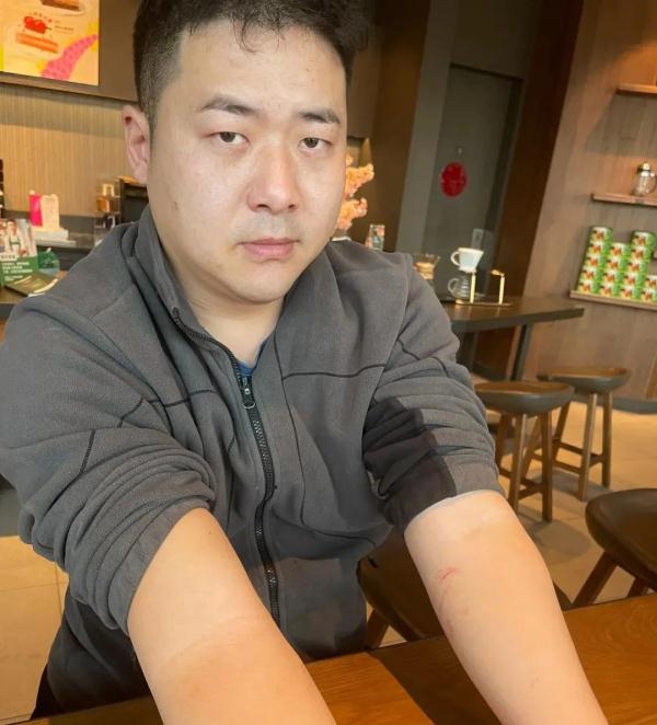 8岁男孩掉进冰窟窿,他毫不犹豫跳了下去 8岁男孩掉进冰窟窿,他毫不犹豫跳了下去