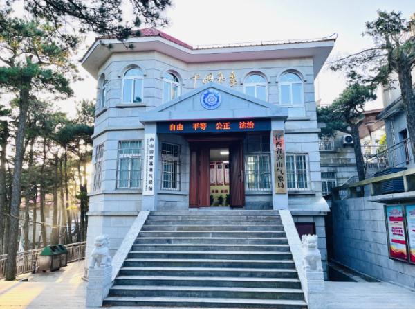 在云雾里坐索道上下班，是种什么体验？