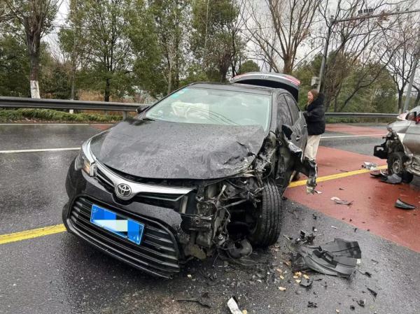 警示！海宁两车相撞，原因与天气也有关系！