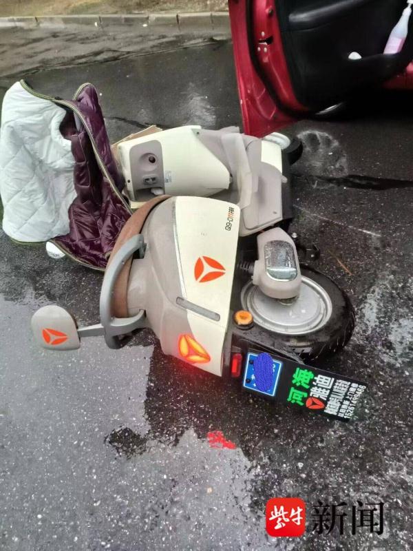 警惕开门杀！随手开车门，电动车避让不及一头撞了上去