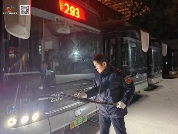 雨雪冰冻还将持续几天？武汉市机场、车站、景区都在行动，现场直击→