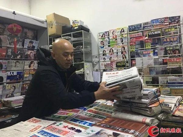 上海最后一家，这次真的要关了？爷叔坚守37年，因卖报成了全国劳模，网友：很怀念