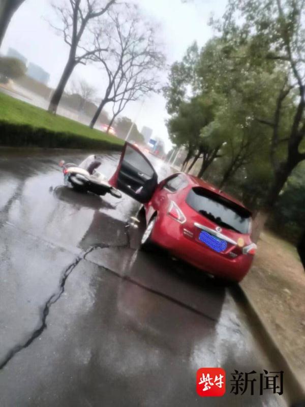 警惕开门杀！随手开车门，电动车避让不及一头撞了上去