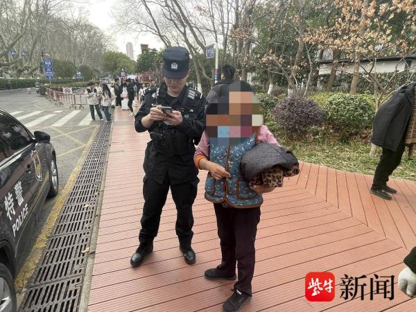 老人外出散步走入景区迷了路，巡逻特警带领她安全回家
