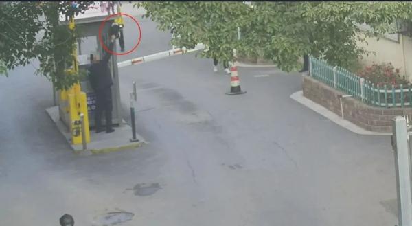 盖住摄像头做坏事?男子上演现实版“掩耳盗铃” 盖住摄像头做坏事?男子上演现实版“掩耳盗铃”