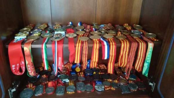 守护“慢火车”的摔跤冠军