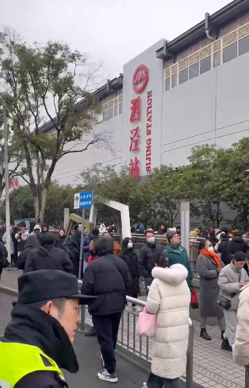 最新：上海地铁触网挂冰区段恢复运营！“打工人”为了上班有多拼？