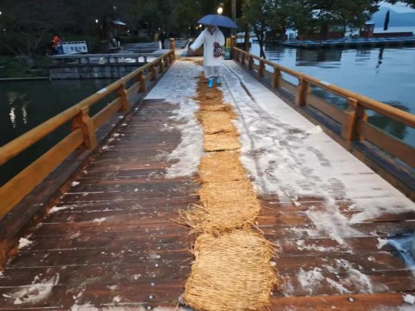 冰！滑！杭州持续预警，下班路上当心！低温阴雨要持续到……