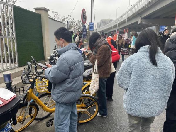 最新：上海地铁触网挂冰区段恢复运营！“打工人”为了上班有多拼？