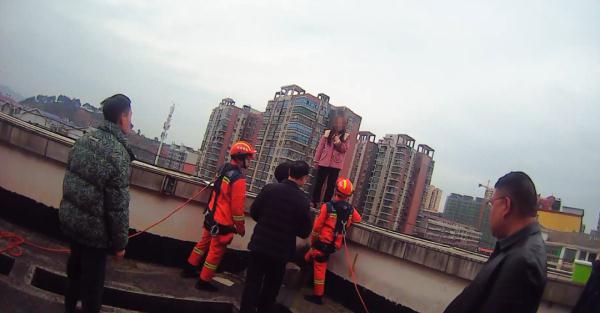 女网红欲跳楼轻生！原因引人深思