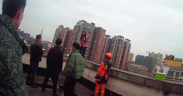 女网红欲跳楼轻生！原因引人深思