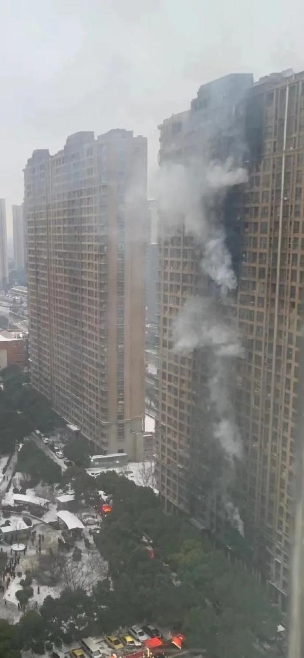 一小区高层住宅凌晨突发火灾，已致4人死亡！亲历者发声...