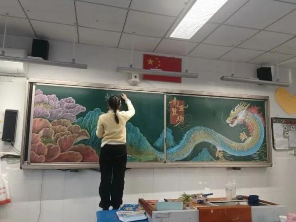 小学生提前返校，竟干了件"大事"！网友：尊称一声"小孩姐"...