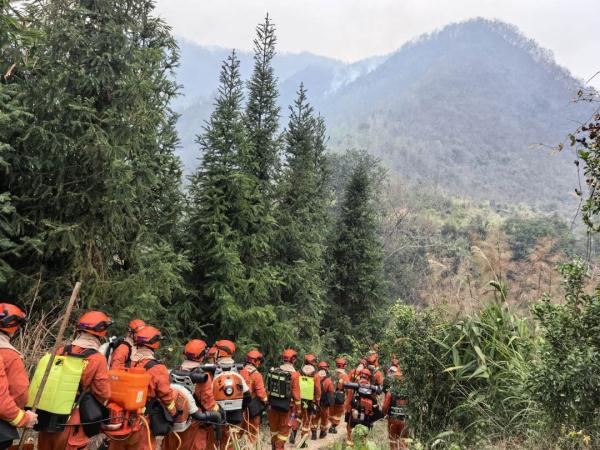 祝平安!云南300多名指战员增援扑救广西山火 祝平安!云南300多名指战员增援扑救广西山火