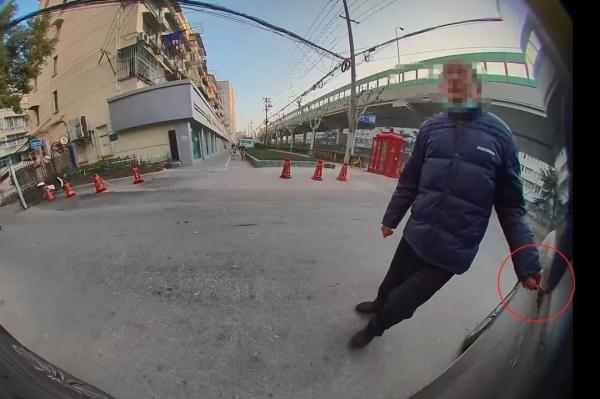 盖住摄像头做坏事?男子上演现实版“掩耳盗铃” 盖住摄像头做坏事?男子上演现实版“掩耳盗铃”