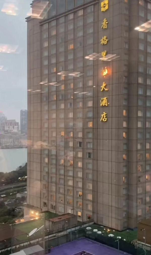 上海一知名酒店外立面字牌起火？最新通报来了