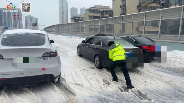 雨雪冰冻还将持续几天？武汉市机场、车站、景区都在行动，现场直击→