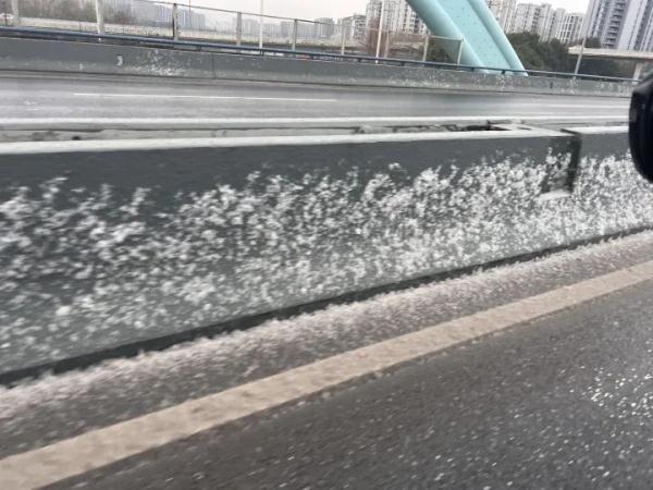 杭州多条高架部分路段封闭，有地铁线路限速！浙江发布40条道路结冰预警→