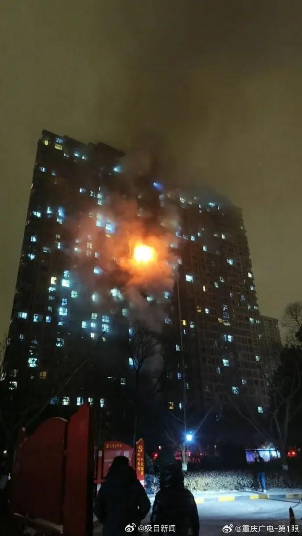 一小区高层住宅凌晨突发火灾，已致4人死亡！亲历者发声...
