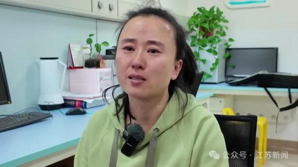 无痛觉不出汗，反复骨折啃咬手指！姐妹俩同患这种罕见病……家人崩溃