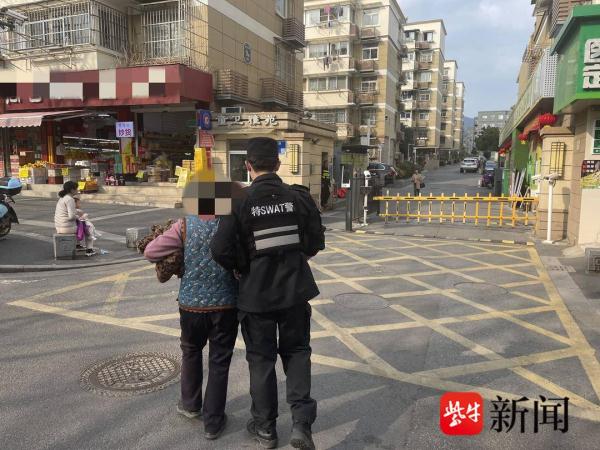 老人外出散步走入景区迷了路，巡逻特警带领她安全回家