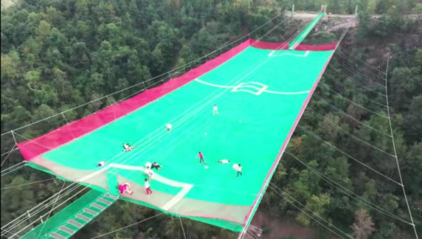 游乐场网红景点“天空魔网”被质疑,回应:安全,每天检查 游乐场网红景点“天空魔网”被质疑,回应:安全,每天检查