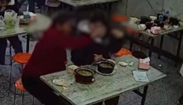 大妈吃饭揪头发扔碗里索要10倍赔偿，网友：这算敲诈勒索还是诈骗？