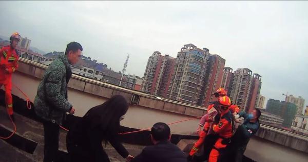 女网红欲跳楼轻生！原因引人深思