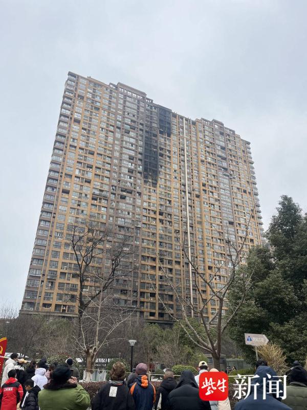 南京一小区发生火灾致4人死亡，亲历者：凌晨4点多从19楼跑下去