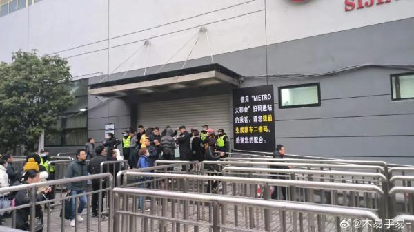 最新：上海地铁触网挂冰区段恢复运营！“打工人”为了上班有多拼？