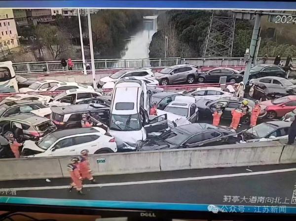 上海“冻雨”了吗？出现了冰粒！紧急提醒：G40主桥面应急车道有薄冰