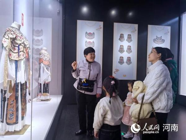 又现“扫地僧”！博物馆保洁阿姨回应走红