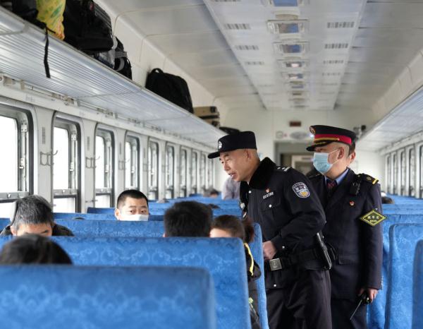 守护“慢火车”的摔跤冠军