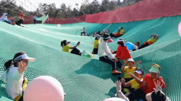 游乐场网红景点“天空魔网”被质疑,回应:安全,每天检查 游乐场网红景点“天空魔网”被质疑,回应:安全,每天检查
