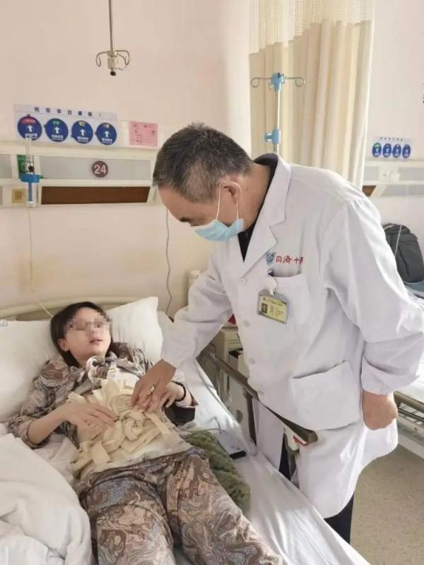 女子患上“吸血鬼病”！皮肤晒到阳光就要溃烂？无奈来沪就医...