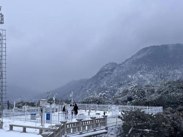 在云雾里坐索道上下班，是种什么体验？