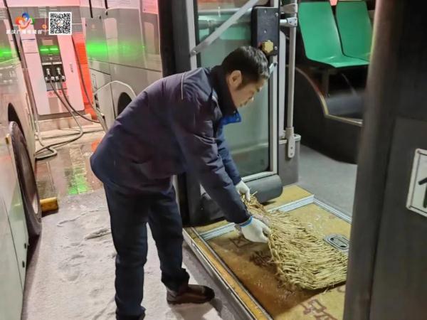 雨雪冰冻还将持续几天？武汉市机场、车站、景区都在行动，现场直击→